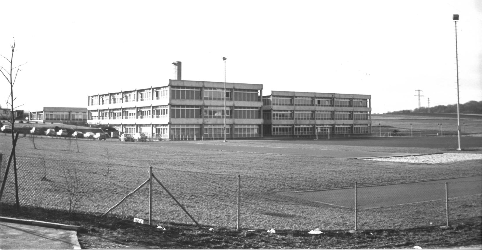 Die Wilhelm-Leuschner-Gesamtschule nach ihrer Fertigstellung. Kahle Wiesen und kleine Bäume schmücken das Gelände. Keine Wohnbebauung im Hintergrund. @Gemeinde Niestetal